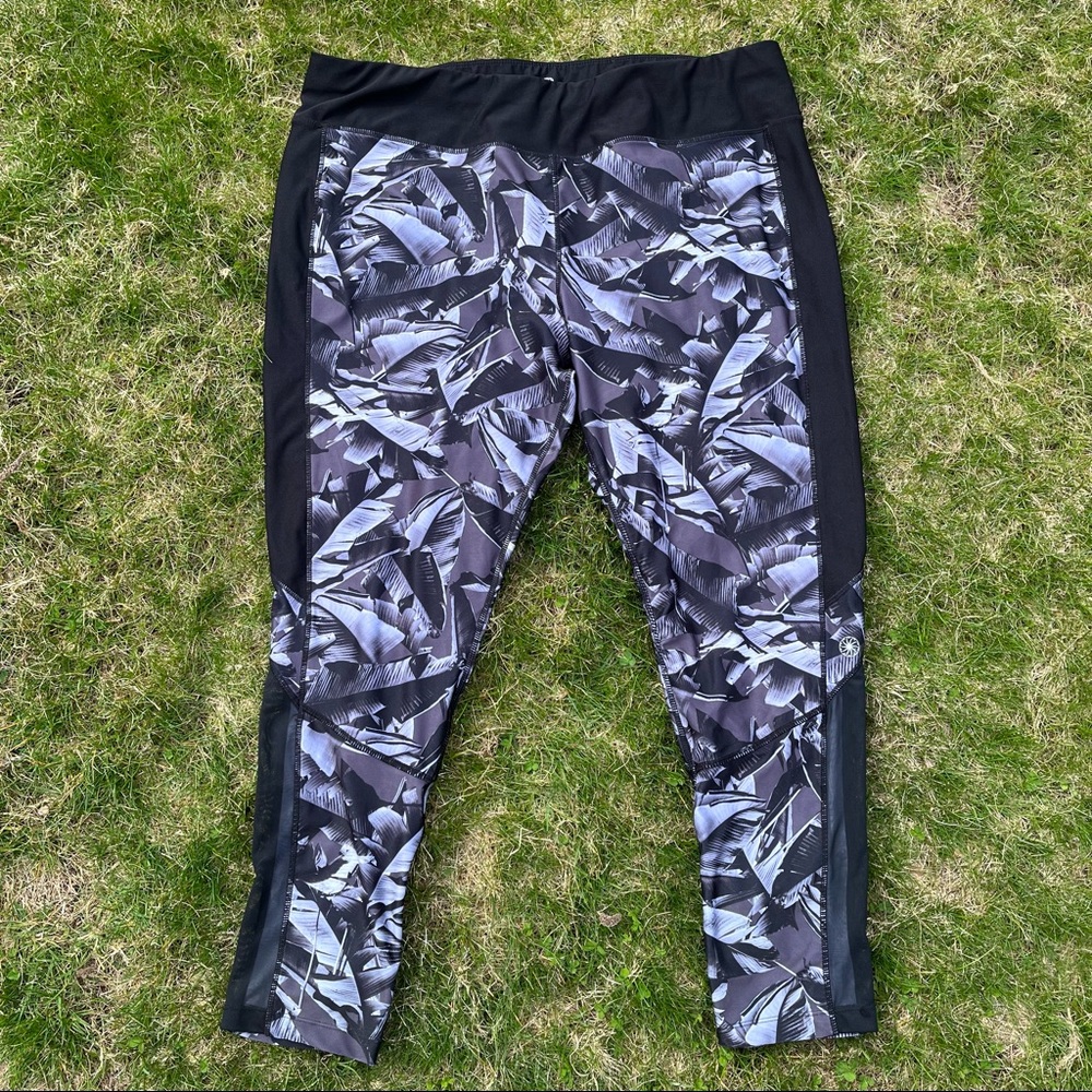 Black and gray printed active leggings